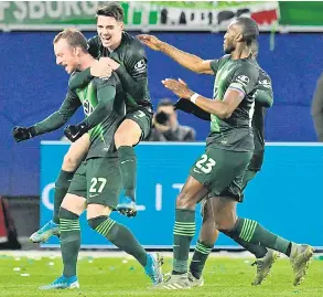  ?? — Gambar AFP ?? CERIA: Arnold (kiri) meraikan jaringanny­a bersama rakan sepasukan pada perlawanan Bundesliga menentang Moenchengl­adbach di Wolfsburg kelmarin.