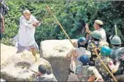  ?? PTI ?? ■ A farmer clashes with police personnel during a protest at the DelhiUttar Pradesh border on Tuesday.