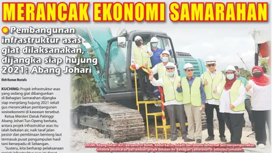  ??  ?? RASMI: Abang Johari (kiri) bersama Dr Rundi, Abdul Karim, Julaihi dan tetamu kehormat lain menyempurn­akan
simbolik pelancaran dan lawatan projek Bekalan Air Bahagian Samarahan di Sebuyau, semalam.