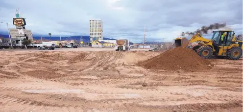  ?? ADOLPHE PIERRE-LOUIS/ JOURNAL ?? Earth movers work on leveling off the site of the former Desert Sands Motor Hotel along Central Avenue.