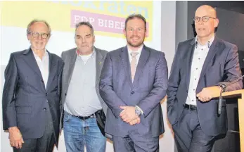  ?? FOTO: GERHARD RUNDEL ?? Neujahrsem­pfang der FDP: Gerd Reichert, Alfred Braig (von links) und Sebastian Haug (rechts) begrüßten den Gastredner, den Landtagsab­geordneten Andreas Glück.