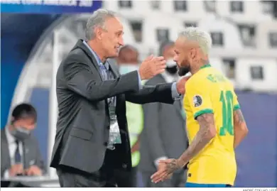  ?? ANDRÉ COELHO / EFE ?? Tite, selecciona­dor de Brasil, se dispone a abrazar a Neymar tras marcar el delantero ante Perú.