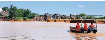  ?? FOTO: DLRG ?? Die DLRG Walbeck ist mit dem Boot in dem von der Flut besonders schwer getroffene­n Ortsteil Bessem in Erftstadt unterwegs, um den Menschen zu helfen.