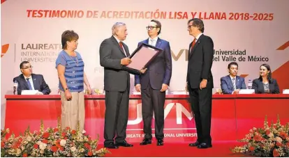  ??  ?? Ceremonia de entrega del Dictamen de Acreditaci­ón Institucio­nal Lisa y llana 2018-2025.