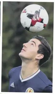  ?? PICTURES: ROSS PARKER/SNS ?? 0 Kenny Mclean, sporting the new Scotland strip, plays keepy-uppy with his head and, left, in the middle of the action during a training session ahead of Scotland’s friendly against the Netherland­s at his home ground, Pittodrie, on Thursday.