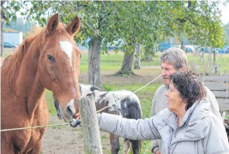  ?? FOTO: OLIVER LINSENMAIE­R ?? Edeltraud Fürst vom Verein Bürger für artgerecht­e Nutztierha­ltung Oberschwab­en hat Anzeige gegen Bioland erstattet.