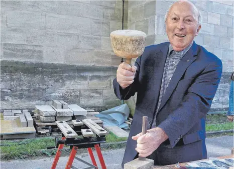  ?? ARCHIVFOTO: AFI ?? Der Baumeister der Kirchengem­einde Röhlingen und der Seelsorgee­inheit, Pfarrer Anton Forner, geht mit 77 Jahren in den Ruhestand.