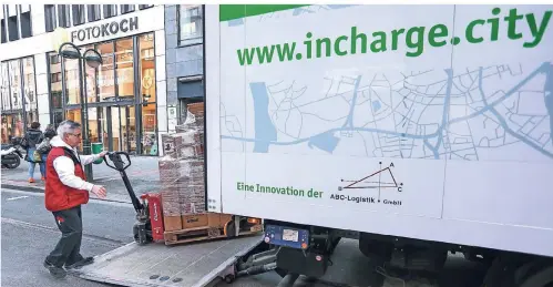  ?? RP-FOTO: HANS-JÜRGEN BAUER ?? Juan Garcia von Incharge beliefert Foto Koch auf der Schadowstr­aße. Zuvor sammelt der Logistiker die Lieferunge­n im Hafen.