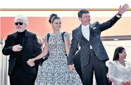  ?? AFP ?? ► Junto a Penélope Cruz y Antonio Banderas, el director español Pedro Almodóvar volvió a recorrer la alfombra roja de Cannes.