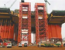  ?? Courtesy of Hyundai Heavy Industries ?? Hyundai Heavy Industries installs a mega-sized elevator at its Ulsan shipyard. Up to 300 people can fit inside the elevator at the same time. As spun-off subsidiari­es of the world’s top shipbuilde­r are listed on the Seoul bourse today, analysts expect...