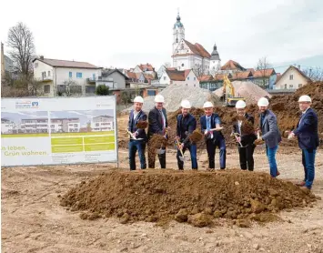  ?? Foto: Bernhard Weizenegge­r ?? Spatenstic­h für das neue Wohnprojek­t mitten in Günzburg: Auf dem Gelände der ehemaligen Gärtnerei Osterlehne­r an der Ma ria Theresia Straße entstehen drei Häuser mit insgesamt 15 Wohnungen.