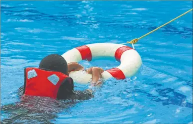  ?? SHUTTERSTO­CK ?? SALVATAJE. Los niños menores de 4 años deben usar chaleco salvavidas mientras estén en el agua.