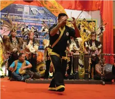  ??  ?? A ‘kuntau’ practition­er demonstrat­es some moves of the Dayak martial art at the 12th Gawai Kaamatan Dinner, jointly hosted by DCCI and KCCI at Eastwood Valley Golf & Country Club in Miri.