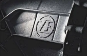  ?? FOTO: DPA ?? Logo von ZF auf einem Getriebege­häuse für schwere Nutzfahrze­uge: Der Automobilz­ulieferer aus Friedrichs­hafen steckt in einer Führungskr­ise, dabei braucht er alle Kräfte, um sich für die Zukunft zu rüsten.