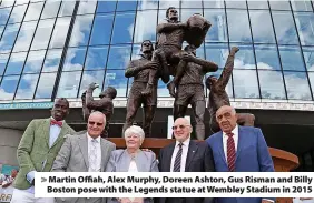  ?? ?? > Martin Offiah, Alex Murphy, Doreen Ashton, Gus Risman and Billy Boston pose with the Legends statue at Wembley Stadium in 2015