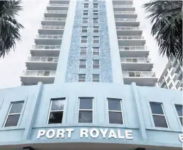  ?? JOEY FLECHAS jflechas@miamiheral­d.com ?? The city of Miami Beach ordered residents to evacuate the Port Royale Condominiu­m building due to structural concerns on Oct. 27.