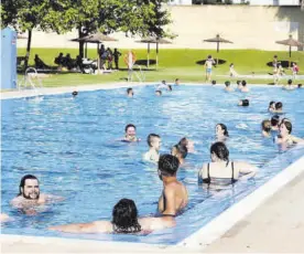  ?? MANUEL MURILLO ?? Bañistas se refrescan en la piscina de la calle Marbella.