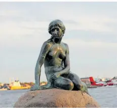  ?? ?? Die kleine Meerjungfr­au ist eine beliebte Sehenswürd­igkeit in Kopenhagen. Wer ein Bild allein mit ihr zusammen machen will, braucht Geduld.