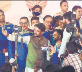  ?? RAJ K RAJ/HT PHOTO ?? Union sports minister Anurag Thakur (C), takes a selfie with Tokyo 2020 Paralympic­s medallists during a felicitati­on event at Ashoka Hotel in New Delhi on Wednesday.