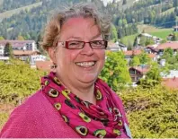  ?? Foto: KJF/ Kathrin Ruf ?? Elke Mahlberg ist glücklich, dass es ihr an ihrem Arbeitspla­tz in der KJF Rehaklinik in Oberjoch trotz Asthma und vieler Allergien gut geht.