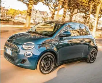  ?? Fotos: FCA ?? Stylisch, wendig, sauber: So ist man heute in der City unterwegs. In einem Auto wie dem Fiat 500 kann der Elektromot­or seine Stärken ausspielen. Und auf das Aussehen kommt es natürlich auch an.