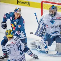  ?? Foto: imago ?? Hielt seinen Kasten gestern Nachmittag an alter Wirkungsst­ätte sauber: Panther Goalie Jochen Reimer (rechts).