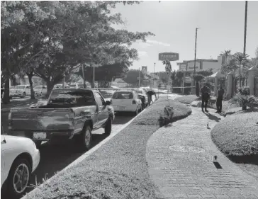  ?? FOTO: EL DEBATE ?? La camioneta de la víctima quedó estacionad­a afuera del lugar donde laboraba.