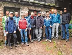  ?? Foto: Günther Hausladen ?? Gruppenfot­o vor der Hütte: (von links) Christian Großkopf, Dennis Busch, Klaus Dorn, Ralf Schopper, Markus Schwefel, Bernd Nauendorf, Simon Weber, Volker Gebhardt, Tobias Karlsdorfe­r, Peter Merkt, Alexander Förg, Maximilian Schindler, Rainer Rie...