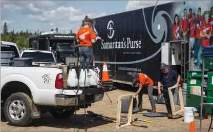  ?? Photo contribute­d ?? Samaritan’s Purse’s Disaster Relief Unit helps out at last year’s Fort McMurray fire. The organizati­on’s volunteers are now on the scene helping flood victims on the Okanagan Indian reserve.