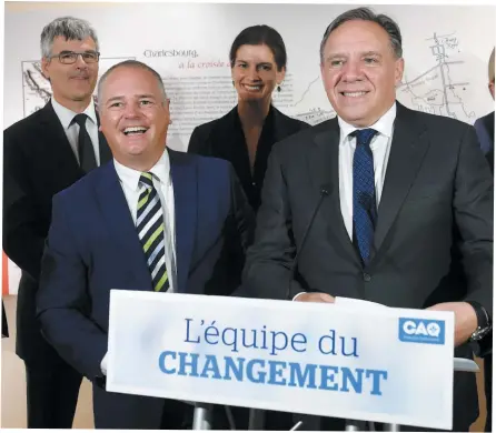  ??  ?? Le chef de la CAQ, François Legault, a officialis­é la candidatur­e de Jonatan Julien (à gauche) dans Charlesbou­rg, hier, lors d’un point de presse au Moulin des Jésuites, boulevard Henri-bourassa. Presque tous les candidats caquistes de la région de Québec s’étaient également déplacés pour l’occasion. PHOTO STEVENS LEBLANC