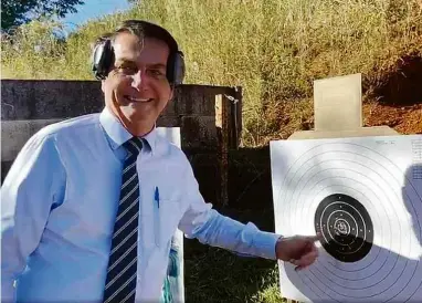  ?? Jair Bolsonaro no Facebook ?? Jair Bolsonaro exibe alvo em estande de tiro em vídeo publicado na manhã desta terça