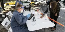  ?? MATIAS J. OCNER mocner@miamiheral­d.com | Oct. 5, 2021 ?? Symeria Hudson, the president and CEO of Chapman Partnershi­p, shows identifica­tion before taking a COVID-19 PCR test at the nonprofit’s parking lot in downtown Miami.