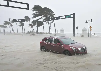  ?? YAMIL LAGE/AFP ?? Em Fort Lauderdale, na Flórida, as ruas ficaram alagadas e pequenos tornados avançaram pelo local