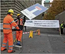  ?? (KEYSTONE/LUKAS LEHMANN) ?? Des partisans apportent les signatures en faveur de l’initiative RASA au Palais fédéral en octobre 2015.