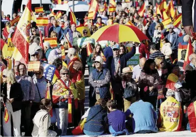  ?? Ansa ?? Uomo solo senza comando Carles Puigdemont, 54 anni, e la folla fuori dal Parlamento di Barcellona ieri