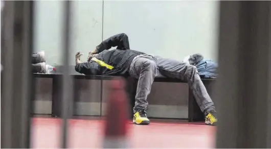  ?? ZOWY VOETEN ?? Un adolescent­e descansa en una comisaría de la ciudad de Barcelona.