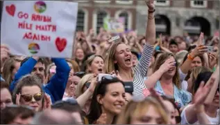  ??  ?? Some of the crowds gathered at Dublin Castle to celebratin­g the ‘yes’ vote