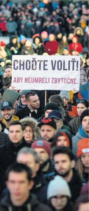  ??  ?? Gedenkvera­nstaltung am zweiten Jahrestag des Mordes an Ján Kuciak und seiner Verlobten: „Geht wählen – damit sie nicht umsonst gestorben sind.“