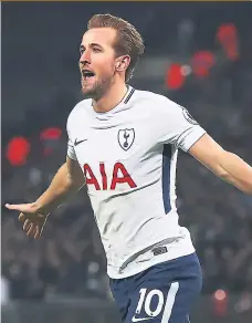  ??  ?? GOLEADOR. El delantero del Tottenham Harry Kane marcó un doblete al Everton.