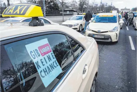  ?? FOTO: JOHN MACDOUGALL/AFP ?? Die Entscheidu­ng zur Reform des Personenbe­förderungs­gesetzes war begleitet von Protesten von Taxifahrer­n, wie hier im Februar in Berlin. Die Taxi-Branche fürchtet angesichts von Konkurrent­en wie dem US-Fahrdienst­leister Uber um ihre Existenz.