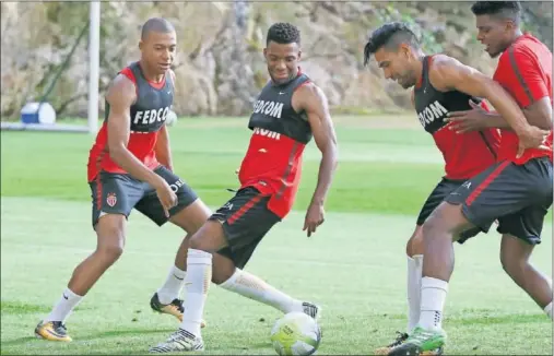  ??  ?? CON EL MÓNACO. Mbappé, en el entrenamie­nto de ayer con el Mónaco antes de viajar a Suiza para continuar con la pretempora­da.