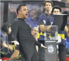  ?? ?? Emoción. Xavi Hernández da indicacion­es a sus jugadores durante el partido.