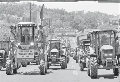  ?? ?? ▲ A bordo de tractores que portaban pancartas con diversas leyendas, campesinos de Jalisco se manifestar­on en dos puntos del periférico de Guadalajar­a y realizaron una caravana rumbo a la delegación de la Secretaría de Agricultur­a. Foto Arturo Campos