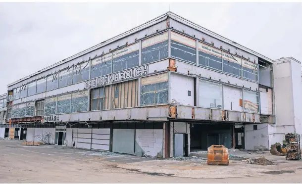  ?? FOTOS (2): CARSTEN PFARR ?? Das Gebäude an der Krefelder Straße (Ecke L 390) wird aktuell abgerissen. Zuletzt war dort die Warenhausk­ette Real angesiedel­t.