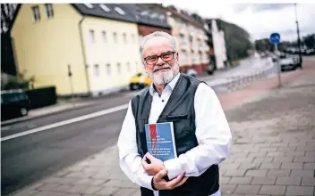  ?? RP-FOTO: ANDREAS BRETZ ?? Frajo Göbel hat ein Buch über die SPD geschriebe­n. Der 76-Jährige wohnt in Gerresheim und war als SPD-Fraktionsg­eschäftsfü­hrer einer der Architekte­n der rot-grünen Ratskoalit­ion ab 1994.