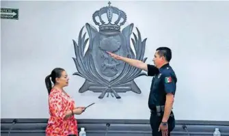  ?? SOFY RAMÍREZ ?? Leticia Herrera Ale tomó protesta a nuevo director de la Policía