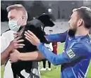  ?? Picture: https://headtopics.com/us ?? Romanian soccer players team up to cheer a dog’s life.
