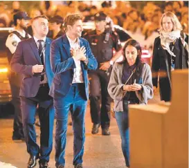  ??  ?? Bradley Cooper causó expectació­n a su llegada a la alfombra roja.