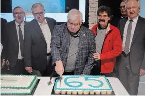  ?? KEVIN WERNER METROLAND ?? Niagara Peninsula Conservati­on Authority outgoing board chair Rob Foster cuts the cake as Niagara Region Chair Jim Bradley, St. Catharines city Coun. Bill Phillips, Niagara Falls MPP Wayne Gates and Thorold Mayor Terry Ugulini look on. They were gathered to celebrate 65 years of the conservati­on authority.