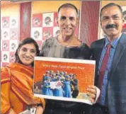  ?? PHOTO: MEDHASHRID­AHIYA/HT ?? (Right) Jai Kishan Chillar, Bhondsi (Haryana) jail superinten­dent, and (left) Monica Dhawan, director of India Vision Foundation, with Akshay Kumar. Chillar has collaborat­ed with the foundation for a programme, wherein jail inmates make sanitary...